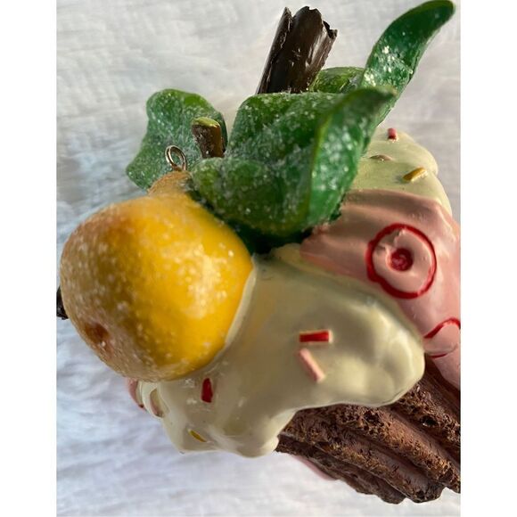 NWOT Christmas Wonderland Chocolate Cupcake With Glitter Ornament By Rainbow Inc - Picture 6 of 8